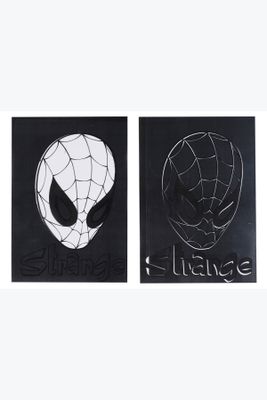Des autocollants représentant Spider-Man et des extraterrestres sont représentés sur un fond blanc