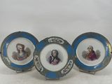 trois assiettes en porcelaine bleue et blanche ornées de représentations de personnes