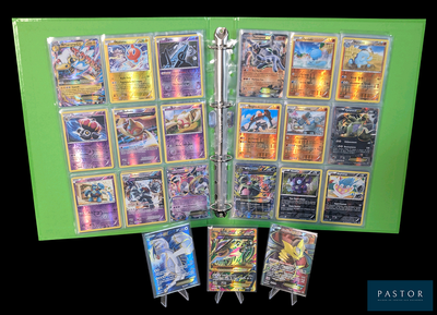 tout un tas de cartes Pokémon différentes exposées dans un classeur