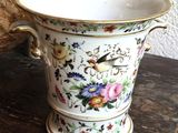 un vase avec un oiseau posé sur une table