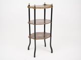 une table à trois niveaux sur laquelle est posée une horloge