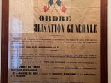 Un ancien document militaire français est accroché au mur d'une pièce