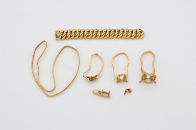 un assortiment de bijoux en or comprenant une chaîne, un bracelet et une boucle d'oreille