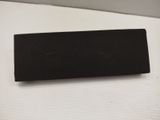 un morceau de papier noir sur une surface blanche