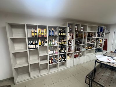 une pièce où les étagères sont remplies de bouteilles de vin