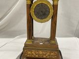 une horloge posée sur un socle recouvert d'un tissu blanc