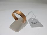 une bague en or à laquelle est attachée une étiquette