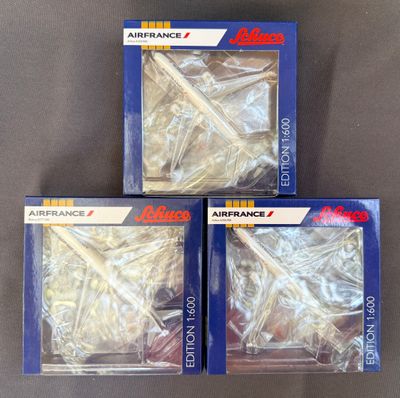 trois boîtes de maquettes d'avions Air France posées sur une table