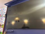 un grand téléviseur à écran plat fixé au mur