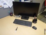 un ordinateur sur un bureau avec un clavier et une souris