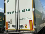 deux camions garés l'un à côté de l'autre dans un parking