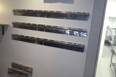 une photo d'une cuisine avec plusieurs étagères en inox