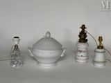 tout un tas de vases et de bouteilles de toutes sortes sur la table