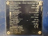 un gros plan d'une plaque métallique posée sur une surface bleue