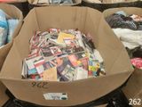 plusieurs cartons remplis de livres et de magazines posés sur une table
