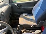 une photo de l'intérieur d'une voiture avec un volant