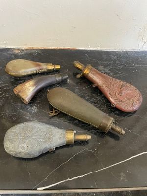 cinq types d'outils différents posés sur une table