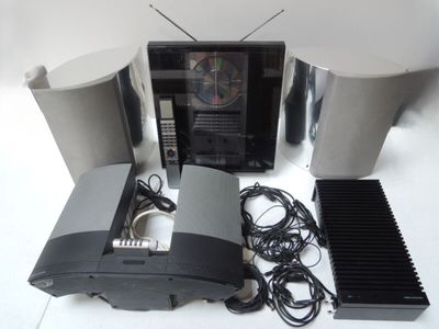 une image représentant une chaîne hi-fi avec des haut-parleurs et une radio