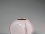 vase violet orné d'un motif sinueux sur l'extérieur