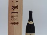 une bouteille de vin posée à côté d'une caisse en bois