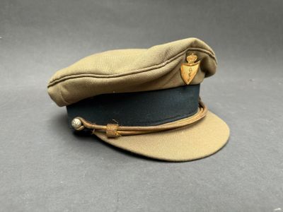 une image représentant un chapeau militaire muni d'un bord en cuir