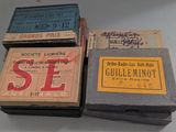 trois boîtes placées l'une à côté de l'autre sur une table
