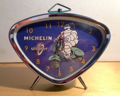 une horloge sur laquelle figure une image de Michel, le motard