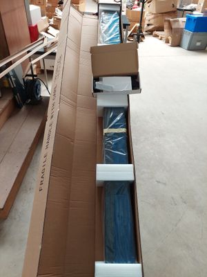 une boîte en carton posée sur une table