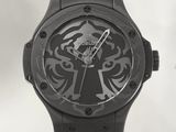 une photo d'une montre noire ornée d'un crâne