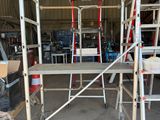 de nombreux échafaudages dans un garage, avec une voiture en arrière-plan