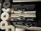 plusieurs rouleaux de papier toilette dans une boîte noire