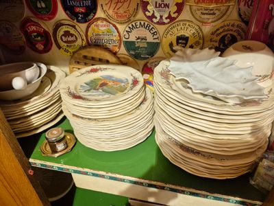 de nombreuses assiettes empilées sur une étagère dans un placard