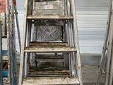 de nombreuses échelles entreposées dans un garage