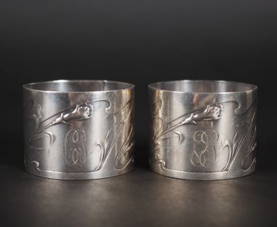 une paire de bracelets manchette en argent ornés d'oiseaux