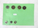 quatre types de pièces différents posés sur un morceau de papier vert