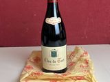 Plusieurs bouteilles de vin sont posées sur une table, à côté d'une serviette