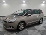 la petite voiture argentée est garée dans une grande pièce