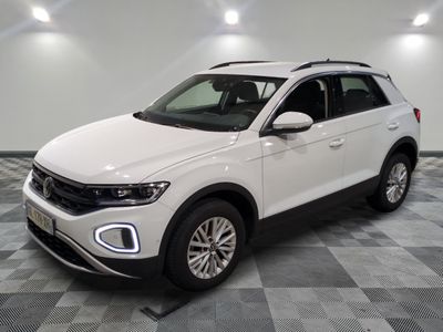 le SUV blanc de Volkswagen est garé sur un carrelage à carreaux