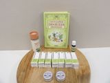 une table en bois sur laquelle sont posées plusieurs bouteilles de produits de première nécessité