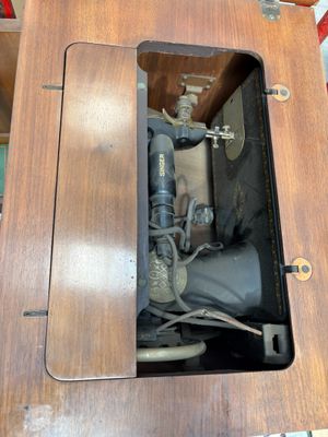 une petite boîte en bois contenant une machine