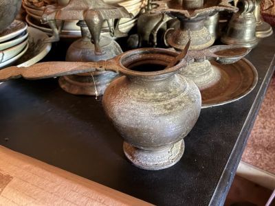 une table sur laquelle sont posés de nombreux plats et casseroles