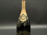 une vieille bouteille de champagne sur laquelle est représenté un crâne