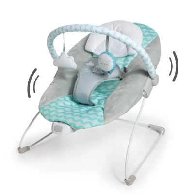 La chaise berçante du bébé est décorée de motifs bleus et blancs.