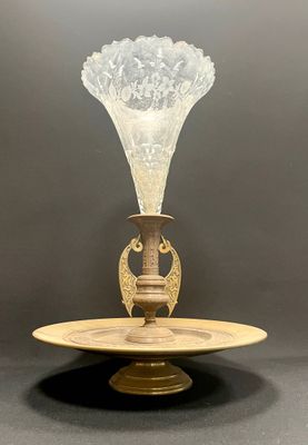 une image représentant un vase en verre posé sur un socle en bois, sur fond noir