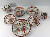 il y a beaucoup d'assiettes et de tasses asiatiques sur la table