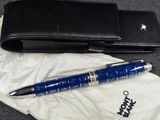 un stylo et un portefeuille posés par terre à côté
