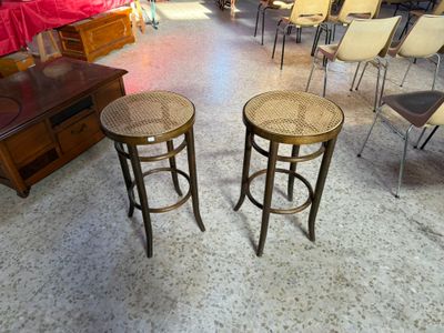 deux tabourets posés dans une pièce