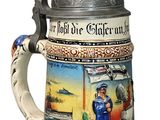 une chope à bière sur laquelle figurent l'image d'un homme et d'une femme