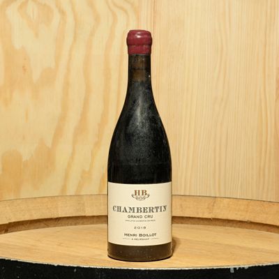 une bouteille de vin posée sur un tonneau