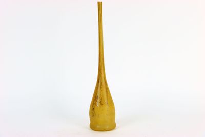 vase en verre jaune à longue tige sur fond blanc